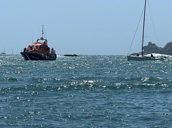 RNLI tow stricken yacht