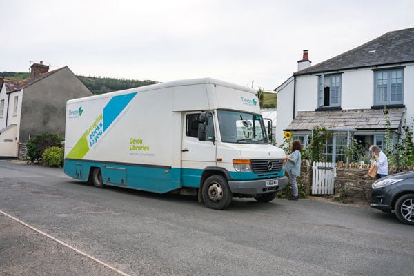 L'un des quatre véhicules de la bibliothèque mobile Devon.