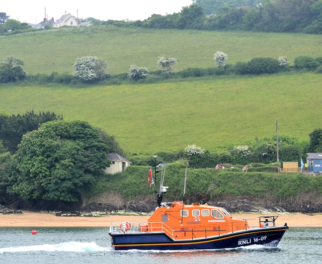 Fundraising runner visits Salcombe lifeboat station